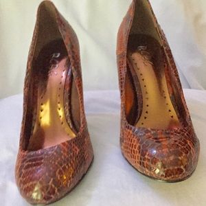 BCBG BEIGE/BROWN SNAKE SKIN HEELS
